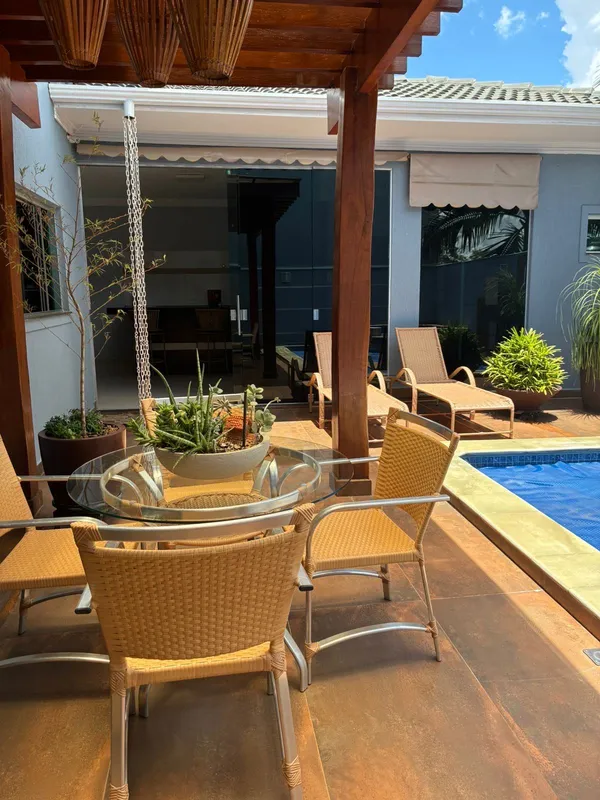 Excelente casa com alto padrão de acabamento e ambientes amplos.Características ...