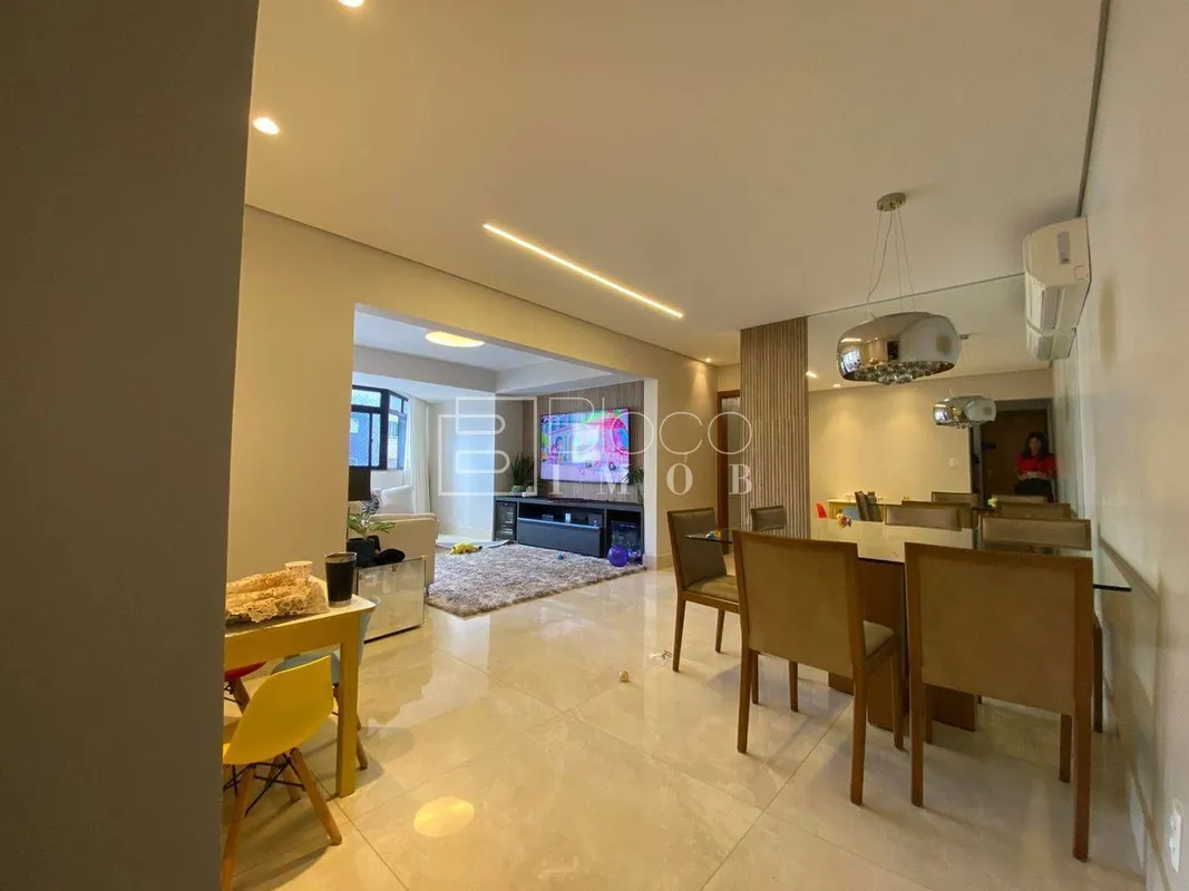 APARTAMENTO REFORMADO ILUMINADO E AREJADO EM MEIO DE QUADRA.São 129 m² útil:- Sa...