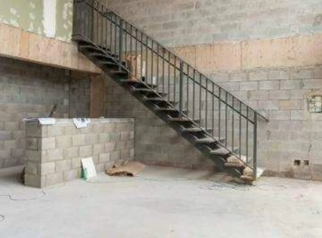 esta loja oferece um pé direito duplo, proporcionando um ambiente amplo e arejad...