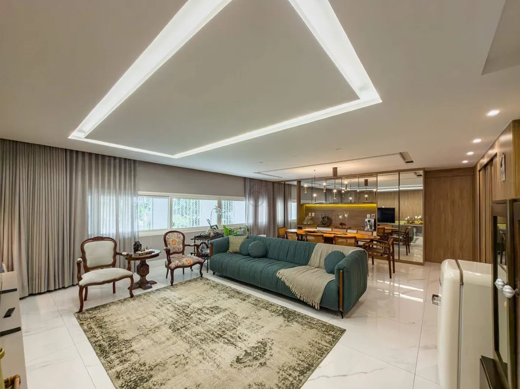 SQS 107 - Um refúgio raro no coração da Asa Sul!Imóvel de canto, com 161m² muito...