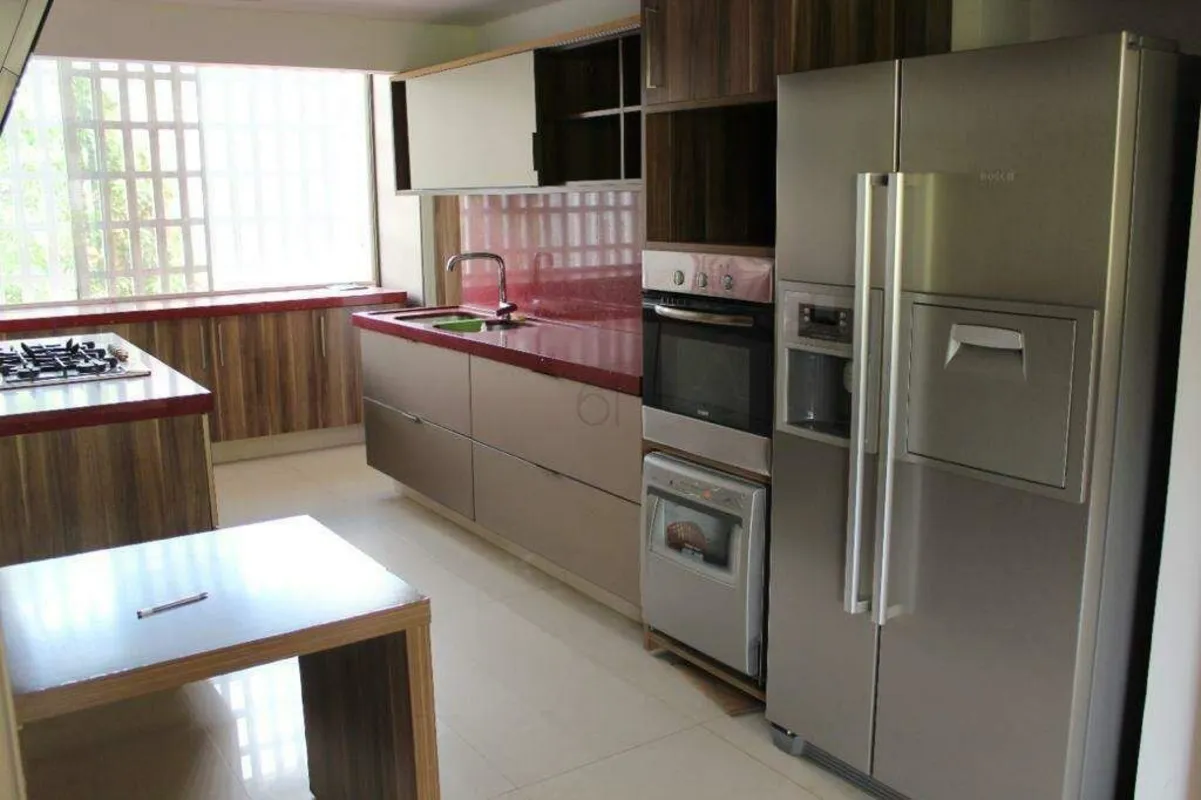 Este apartamento combina elegância, conforto e uma reforma que valoriza a integr...