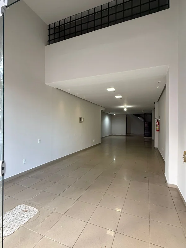 Loja comercial com +- 165 m² sendo térreo com +- 90 m ² e mezanino com +- 75 m ²...