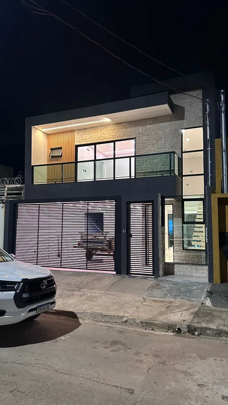 *Sobrado localizado no Guará 2 - QE 50** Na parte térrea: Garagem para 2 carros,...