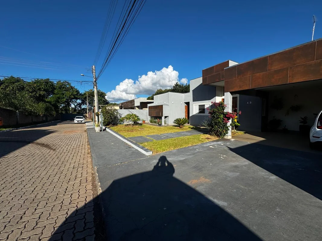 Descubra uma casa elegante e prática no Condomínio Rural Privê do Lago Sul, loca...