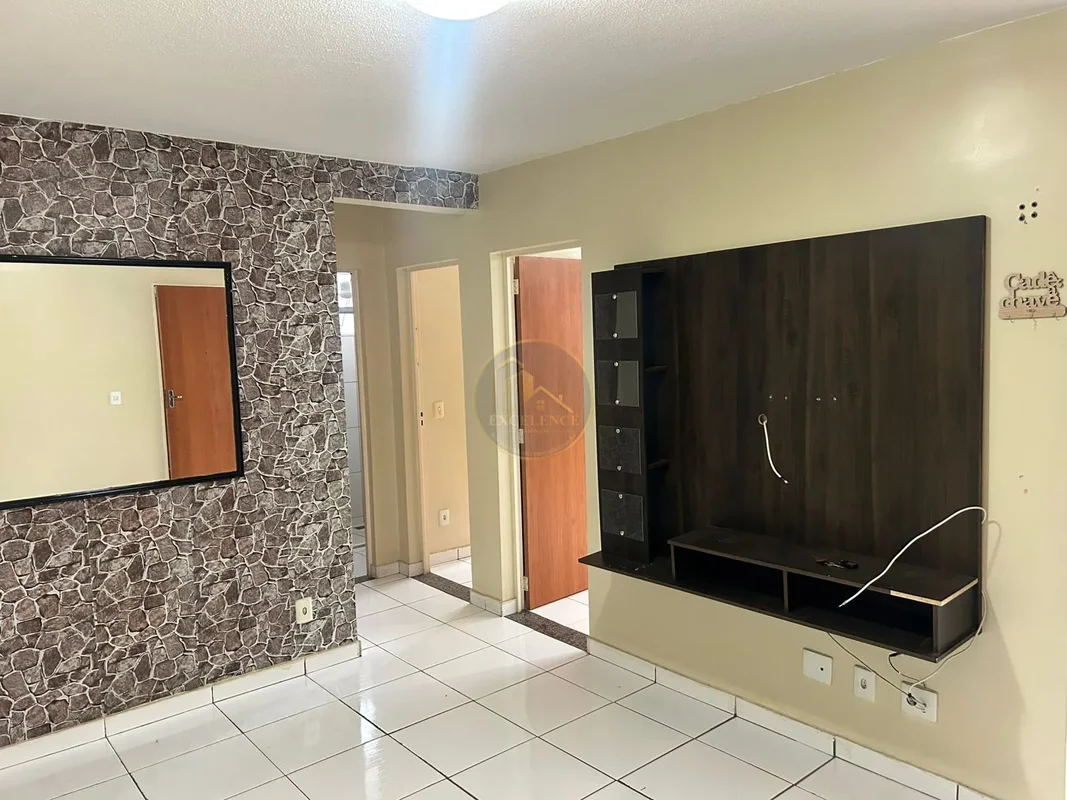 Apartamento de 2 quartos, sala, banheiro social, cozinha com armários e área de ...