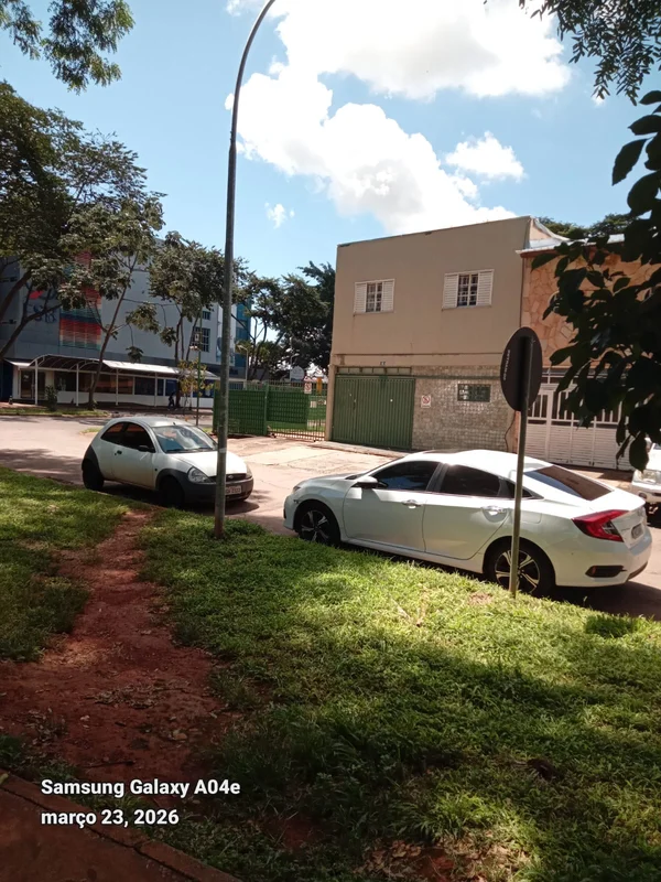 Aluga-se apartamento por temporada. 2 quartos, sendo 2 suítes, mobiliado, gelade...