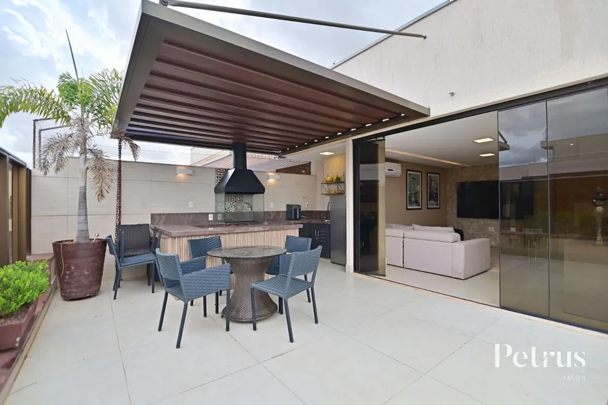 COBERTURA DE LUXO REFORMADA | 270m² | ED. CHATEAU DU PARC NOROESTE 108Uma residê...