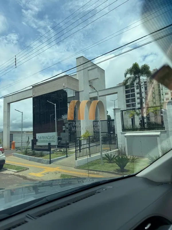 2 quartos, banheiro com armários e box, sala com painel, cozinha planejada com a...