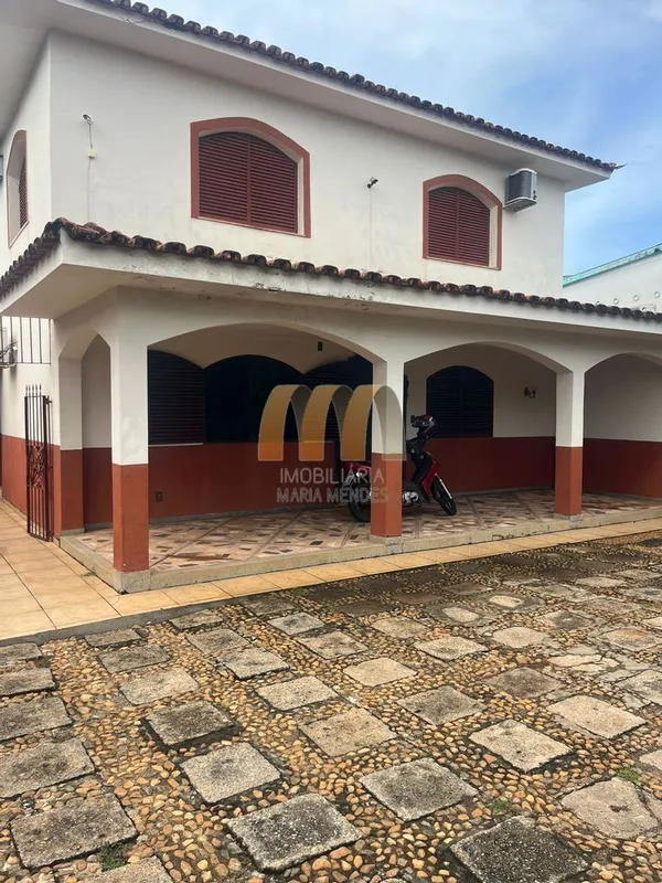 Parte inferior: Sala ampla, copa, quarto, cozinha, área com quartos e banheiro.P...
