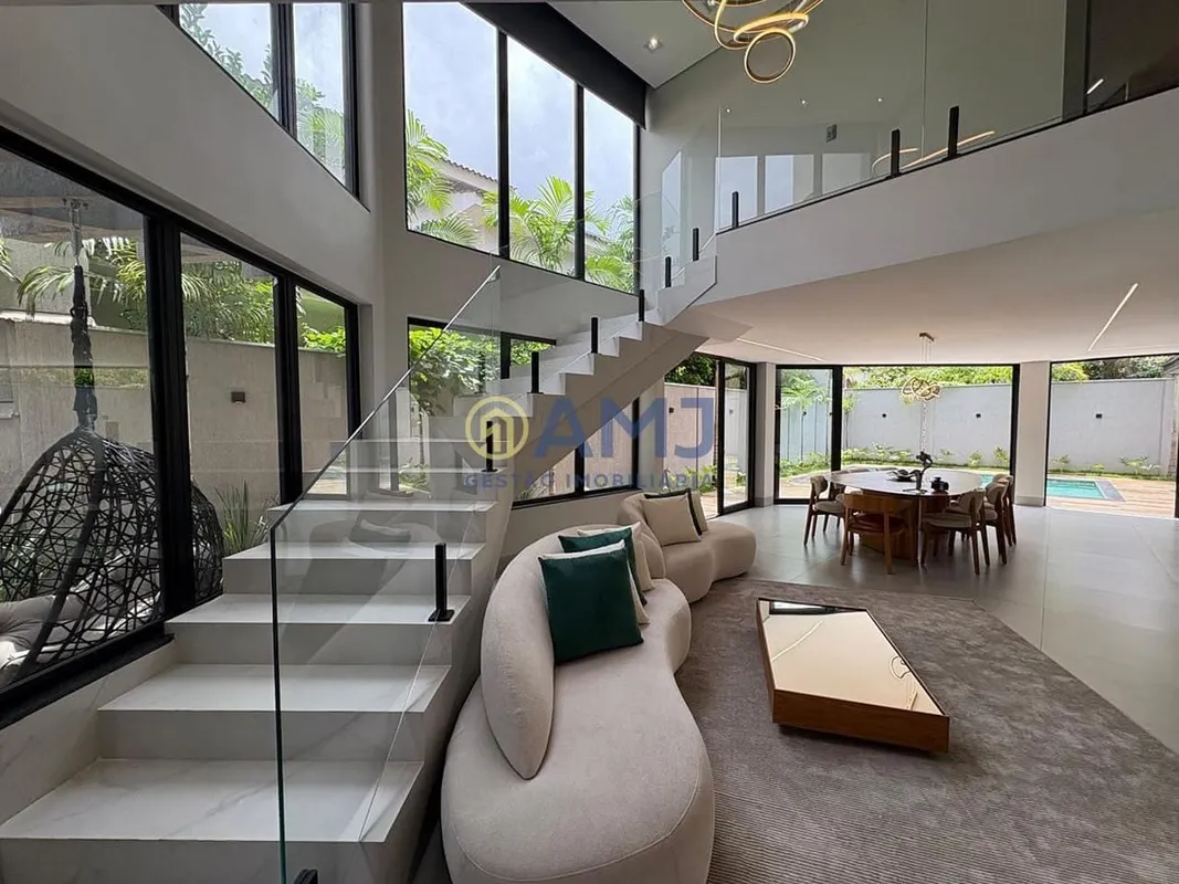 Encante-se com este exclusivo sobrado de alto padrão, localizado no Condomínio S...