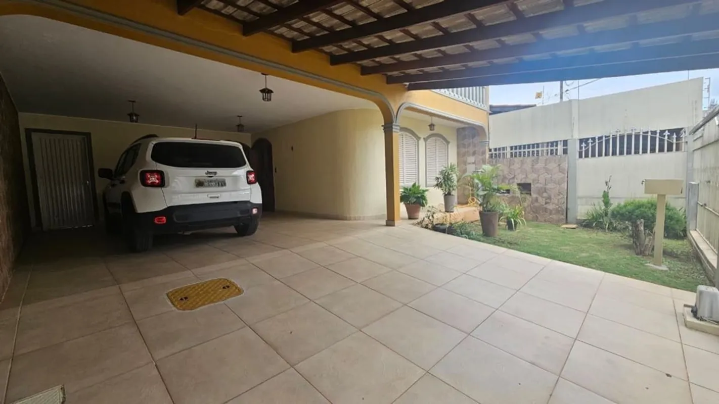  NÃO PERCA ESTA CHANCE Sobrado de esquina, com ambientes confortáveis e bem dist...
