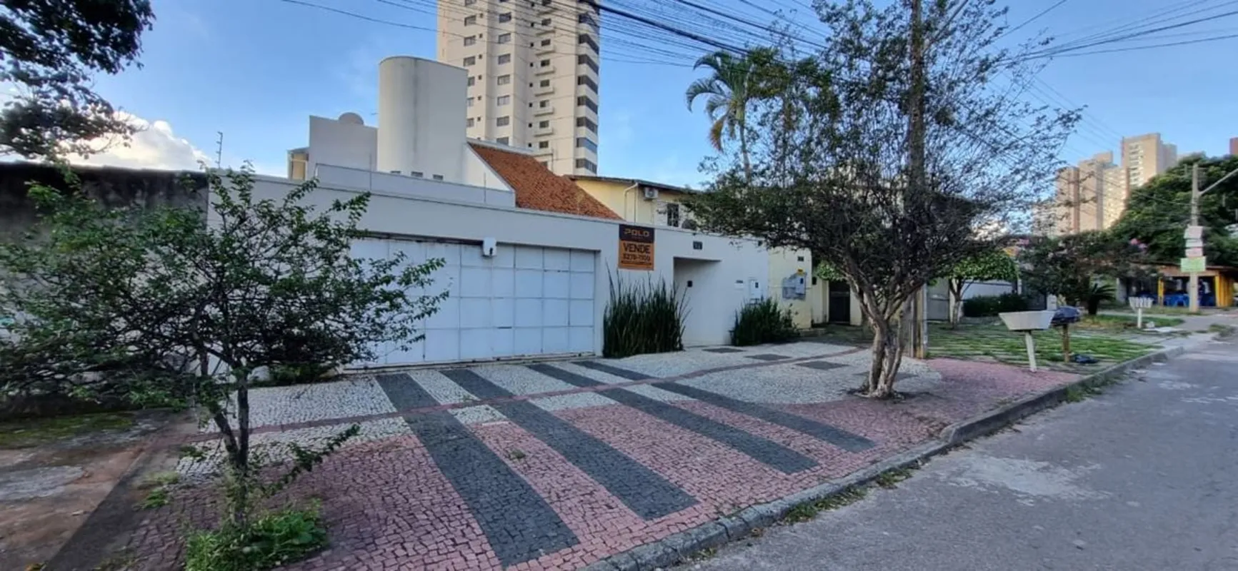 Sobrado alto padrão à venda com 18 anos de construção sólida, localizado entre o...