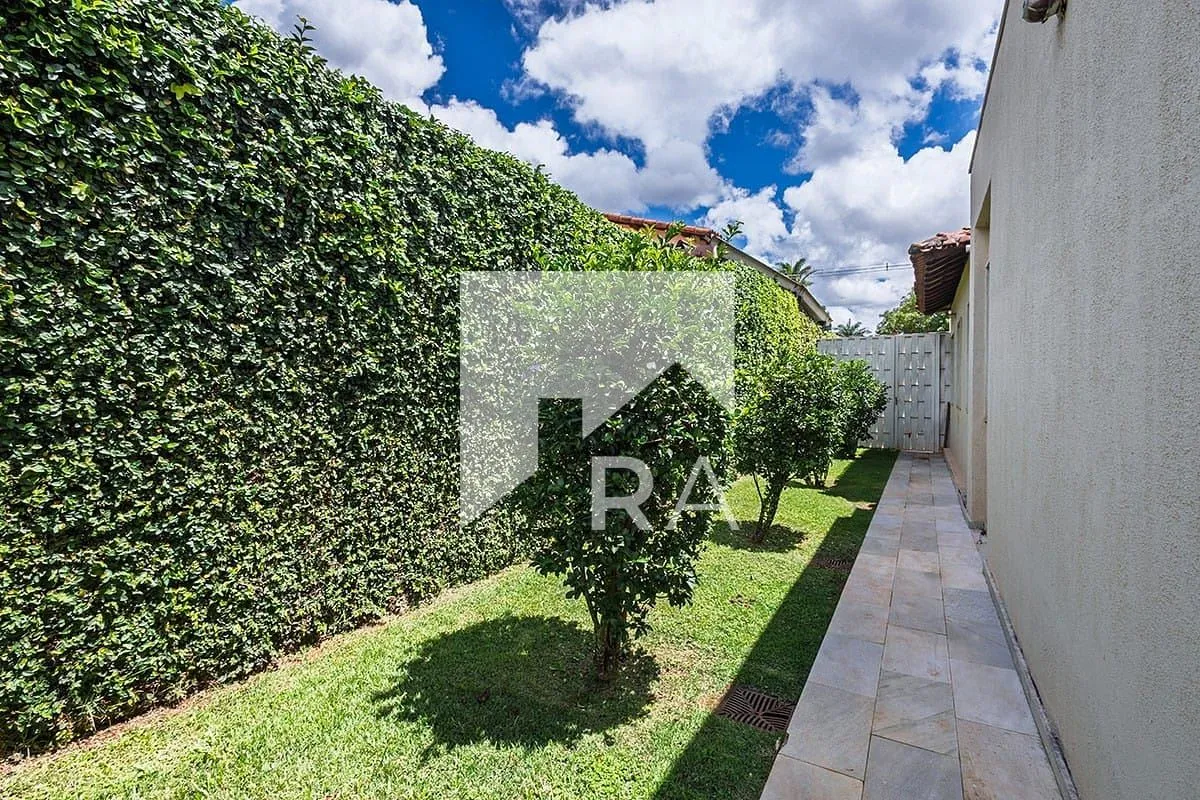 Excelente oportunidade no Lago Sul, QI 21, uma das localizações mais desejadas e...