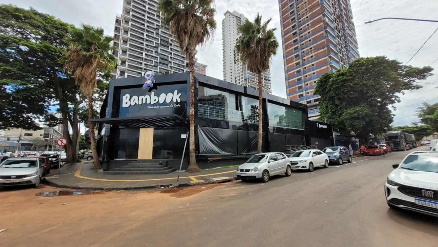 Prédio comercial construído em terreno de 467 m², com 799 m² de área construída,...