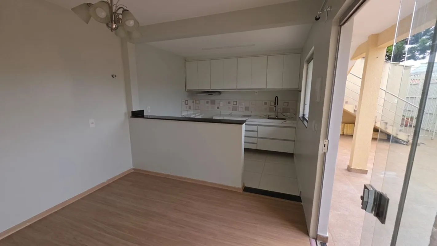 Ótima oportunidade!Realiza Aluga casa de fundos com entrada lateral, composta po...