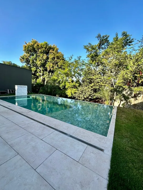 Exclusividade e Lazer: Mansão Moderna na 3ª Etapa do Condomínio do LagoImagine v...