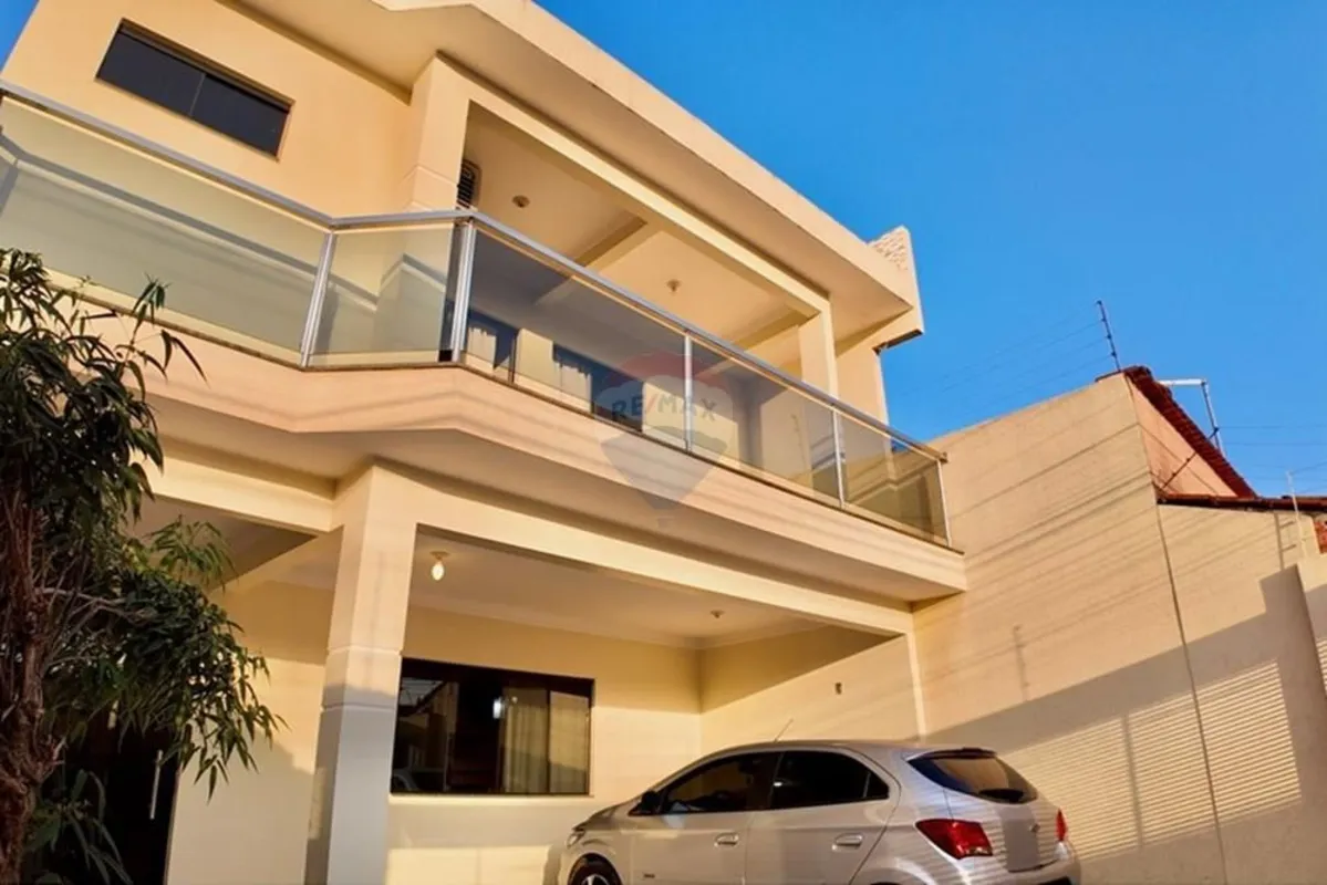 Está à venda uma incrível casa residencial localizada em uma área tranquila e de...