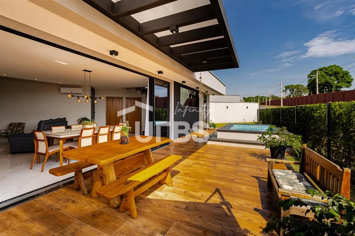 COD U-0028117 - Sobrado à venda | Jardins Porto | 4 suítes | 4 vagas | quintal a...