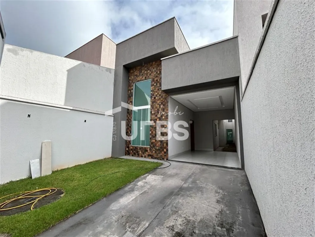 COD U-0030099 - Casa térrea e de rua no Setor Sítio Santa Luzia.Casa de 180 m², ...