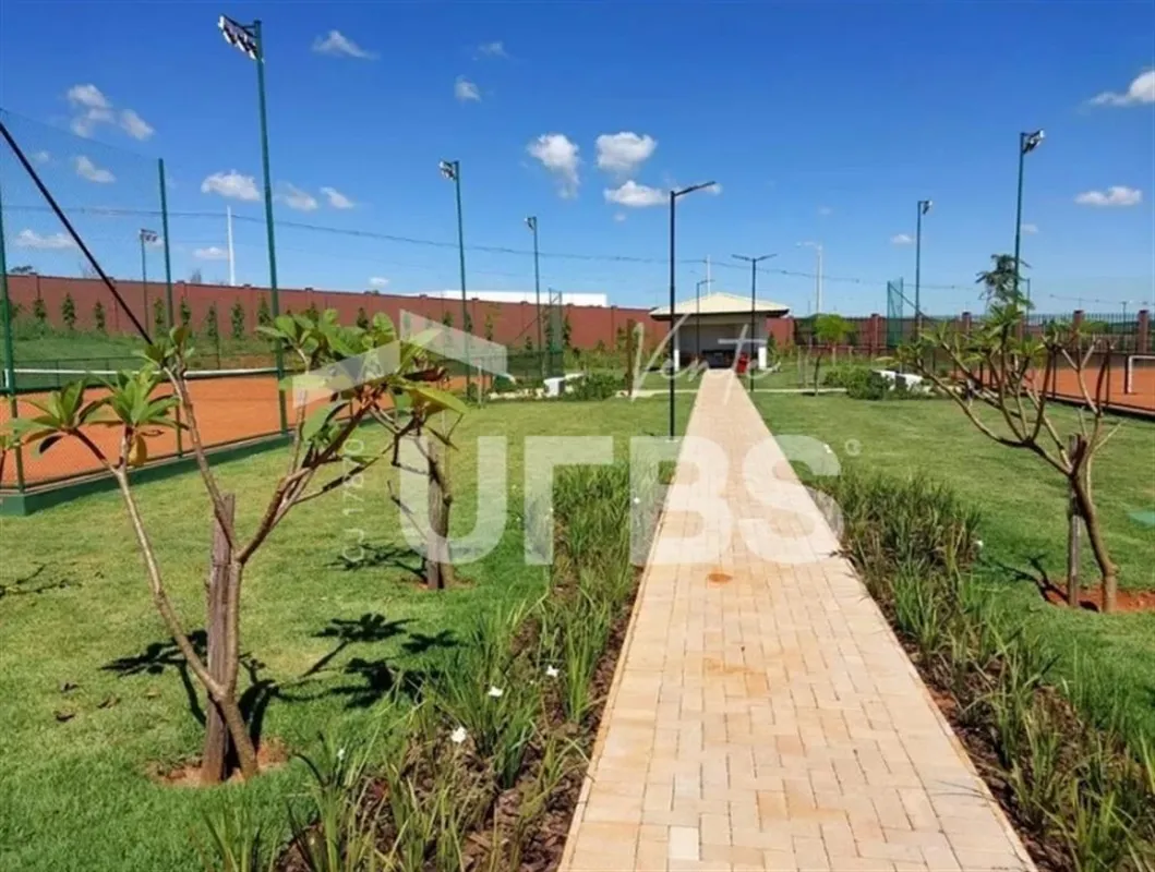 COD U-0025072 - Lote disponível no condomínio fechado Jardins Parma, com 250m², ...