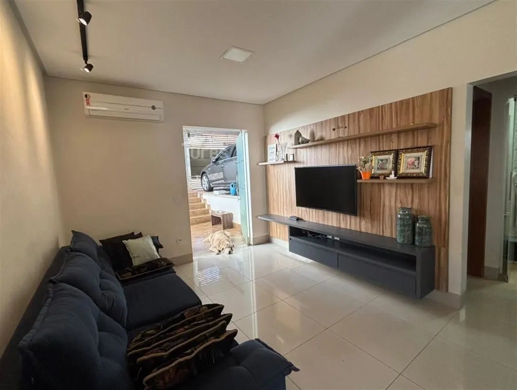 COD U-0031841 - É uma casa de alto padrão, com aproximadamente 5 anos de constru...