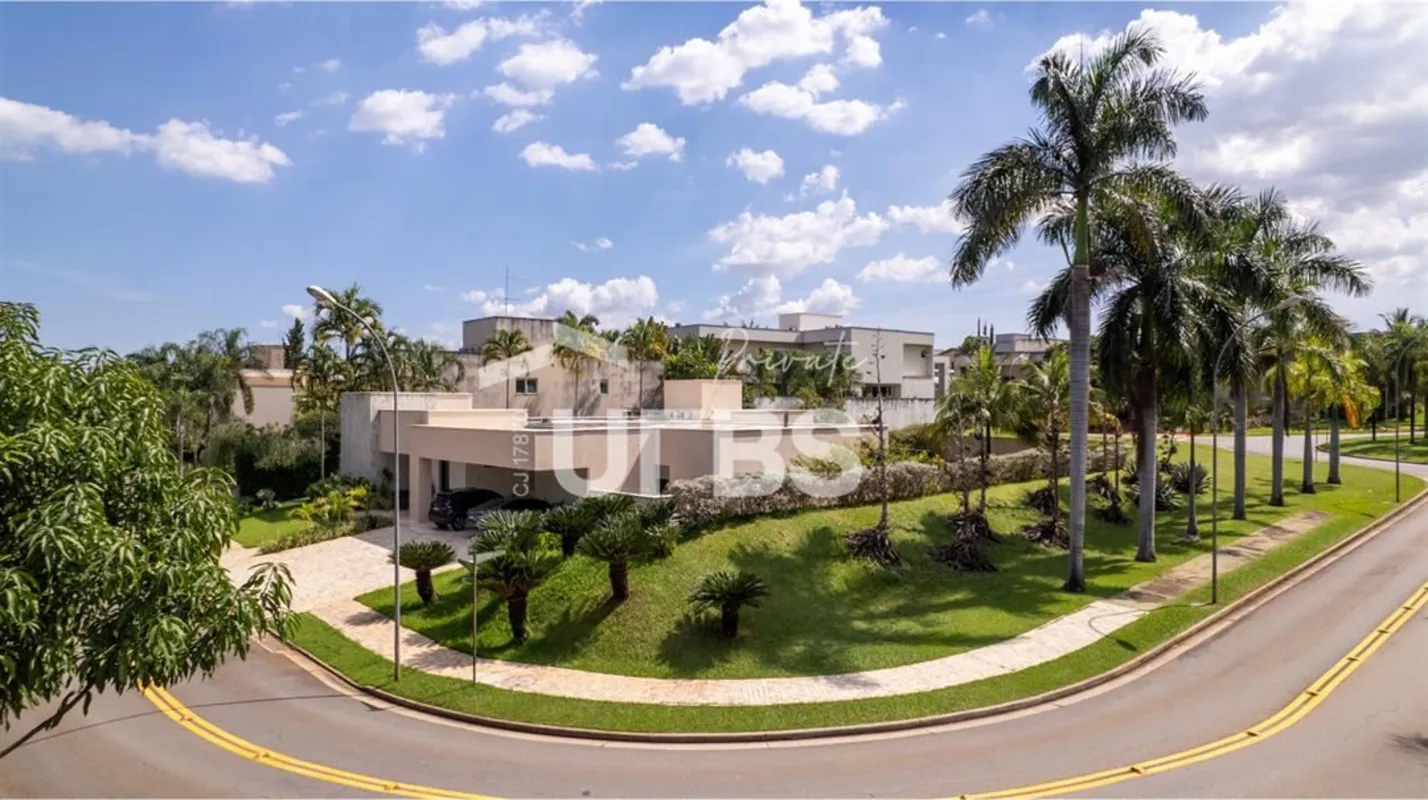 COD U-0031121 - Casa Térrea de Esquina no Alphaville GoiásLocalizada no prestigi...