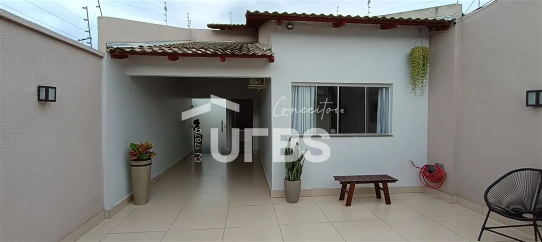 COD U-0030498 - Casa Unifamiliar. Área construída de 91,43m² sendo 180m² de área...