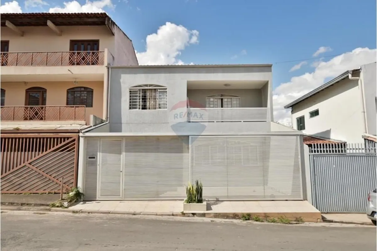 Apresento para vocês esse Excelente Sobrado de 210m², espaçoso e completo no Ria...