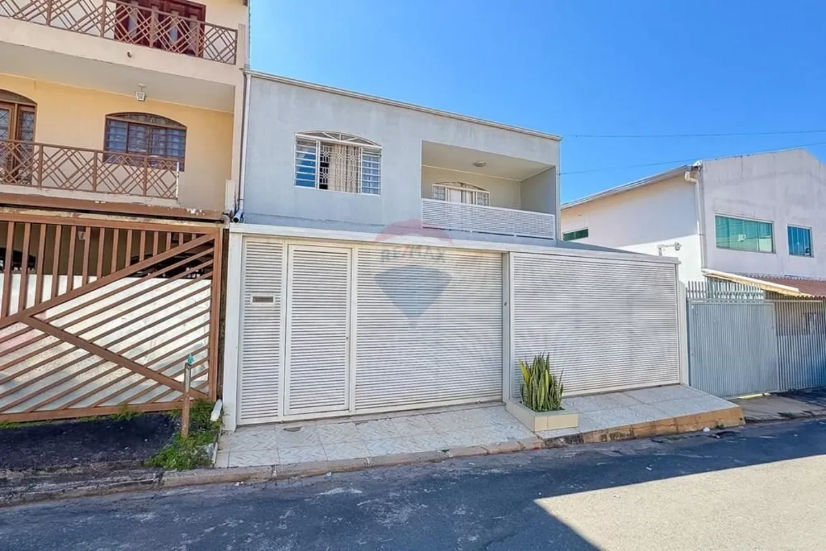 Apresento para vocês esse Excelente Sobrado de 210m², espaçoso e completo no Ria...