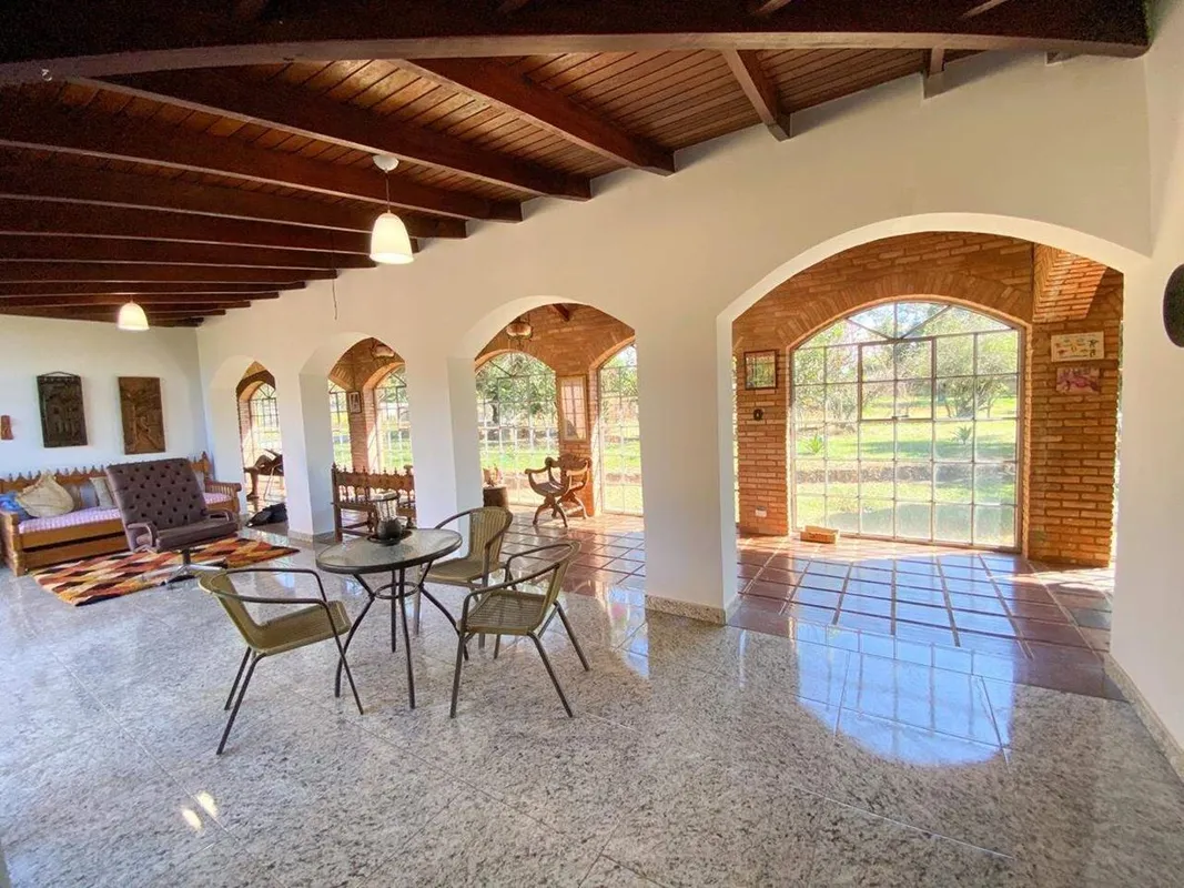 Casa espaçosa com projeto diferenciado, com 3 dormitórios sendo 2 suítes sendo 1...