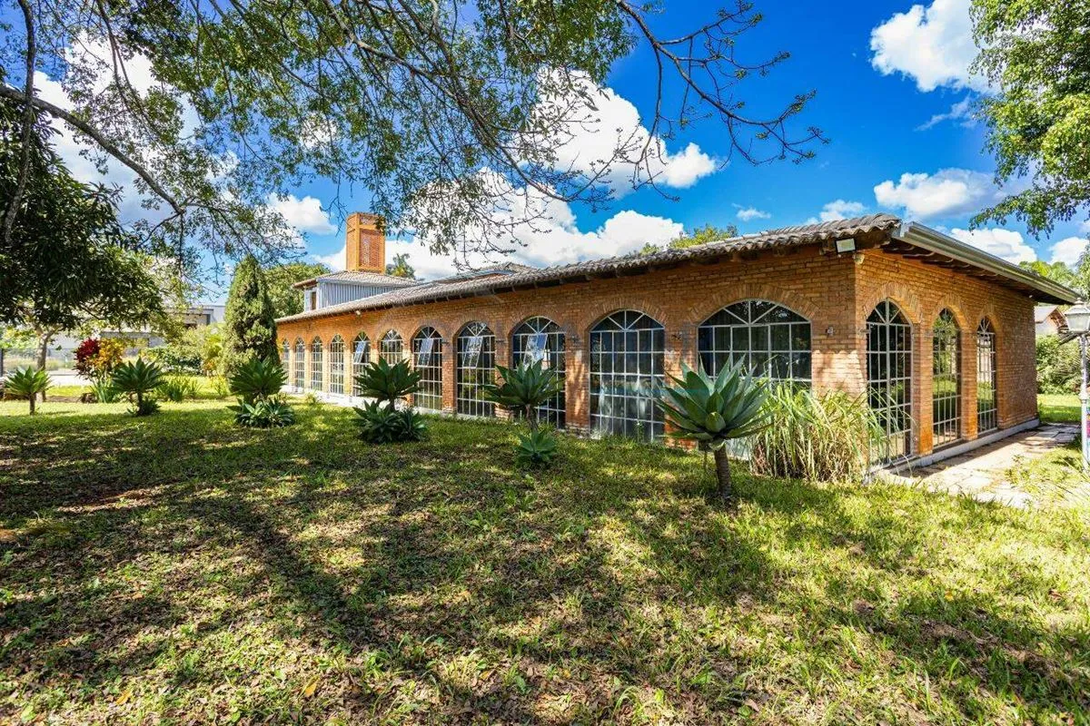 Casa espaçosa com projeto diferenciado, com 3 dormitórios sendo 2 suítes sendo 1...