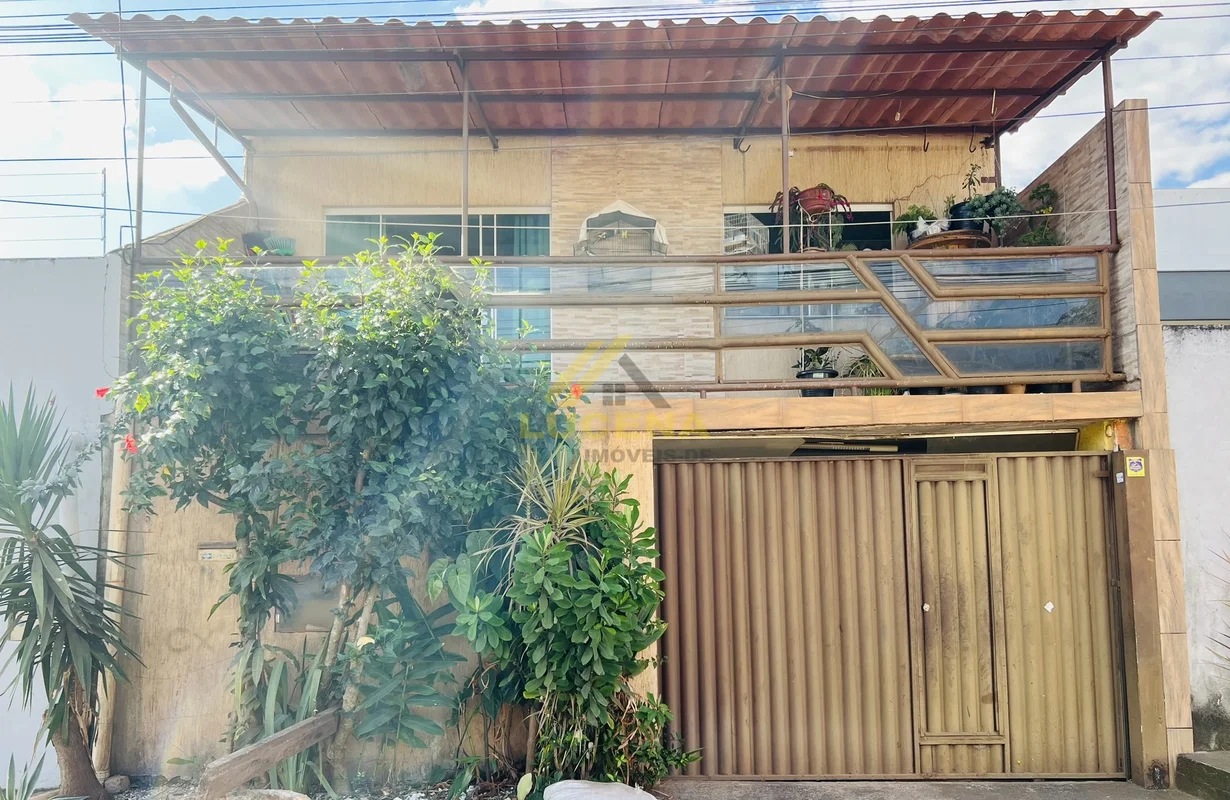 Descubra este aconchegante sobrado na QSC 19, Taguatinga Sul, Brasília. Com um e...