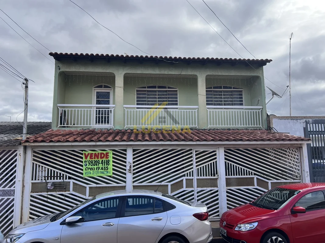 Descubra um sobrado encantador na QNP 11, Conjunto E, em Ceilândia Norte, DF. Co...