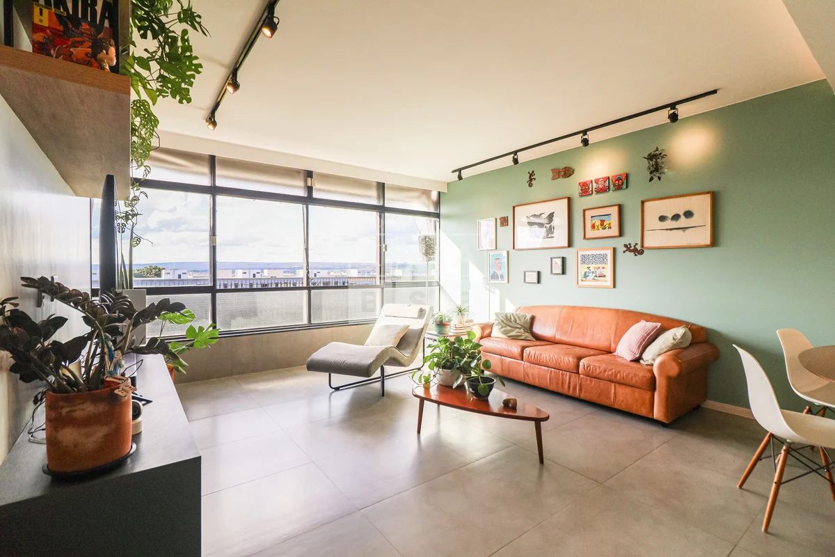 No meio da quadra, como pede o melhor de Brasília, ele respira. Vazado, alto, co...