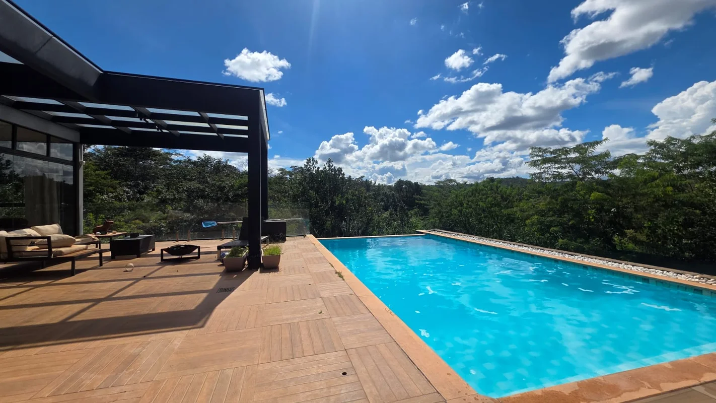 Vendo casa com assinatura de arquitetos renomados,encante-se com esta incrível c...