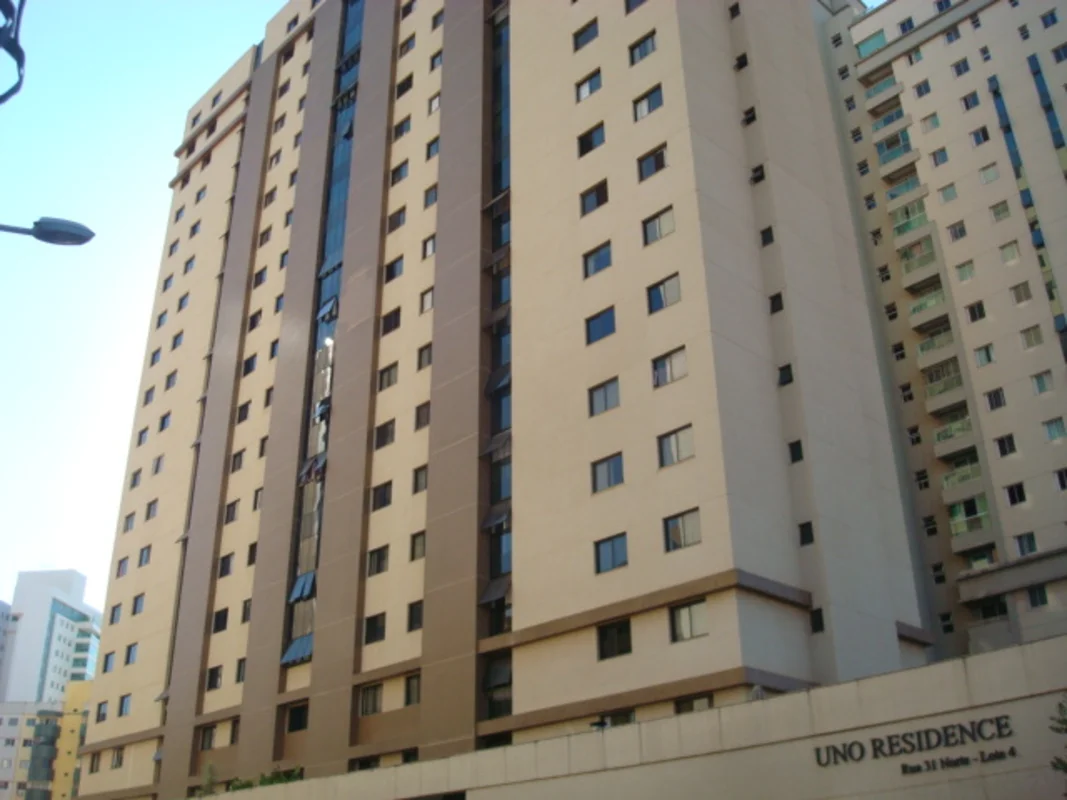 Apartamento em Águas Claras com ampla sala, cozinha com armários, área de serviç...