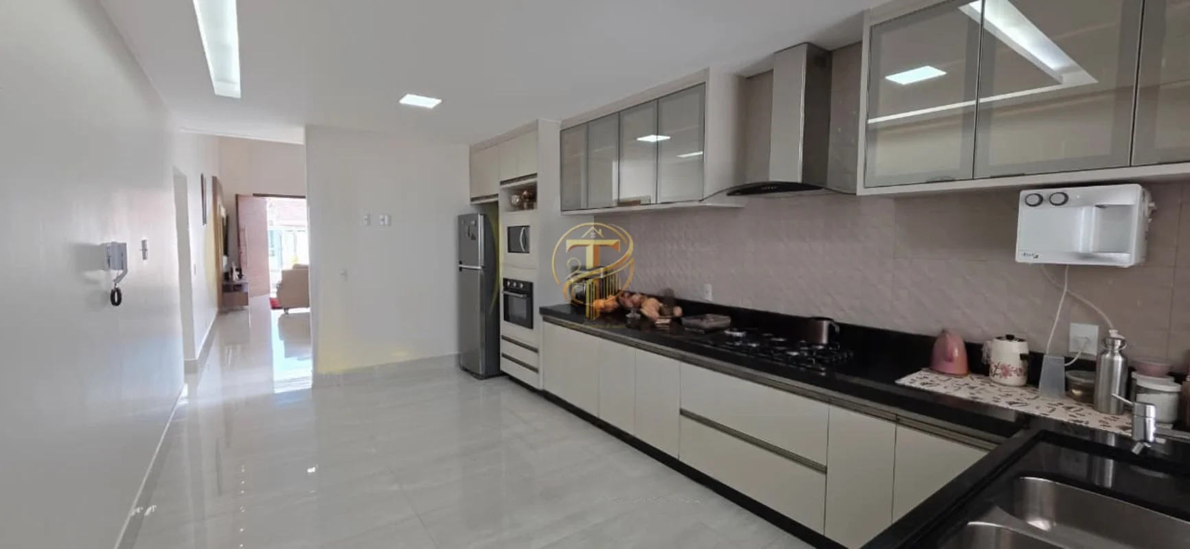 Excelente casa moderna, localizada em condomínio fechado na Rua 04 de Vicente Pi...