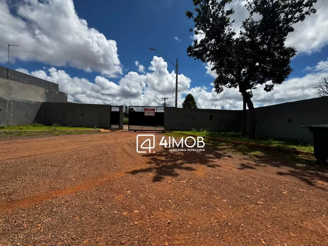 Vendo lote de esquina na avenida principal. Condomínio todo murado muito próximo...