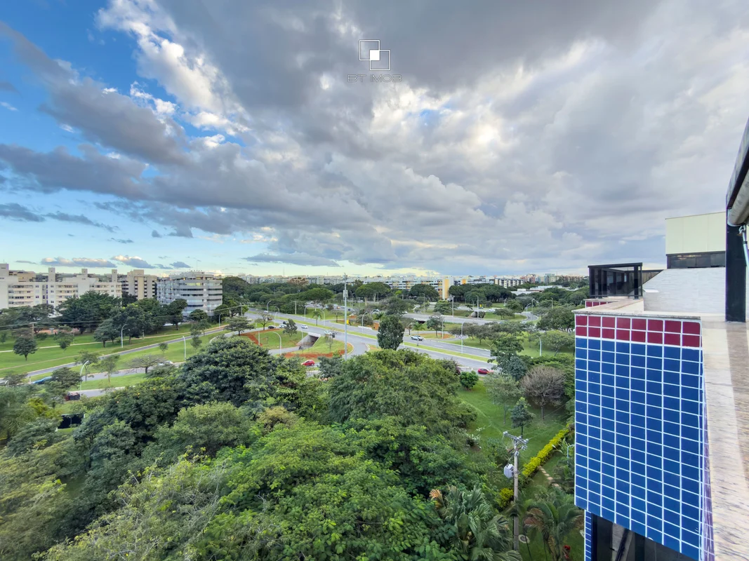 Localizada na SQN 212, esta excelente cobertura duplex desocupada, com 152m² de ...