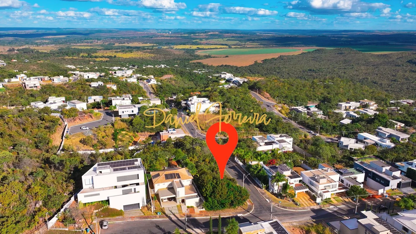 Lote de esquina, plano com possibilidade de vista, na parte alta do condomínio -...