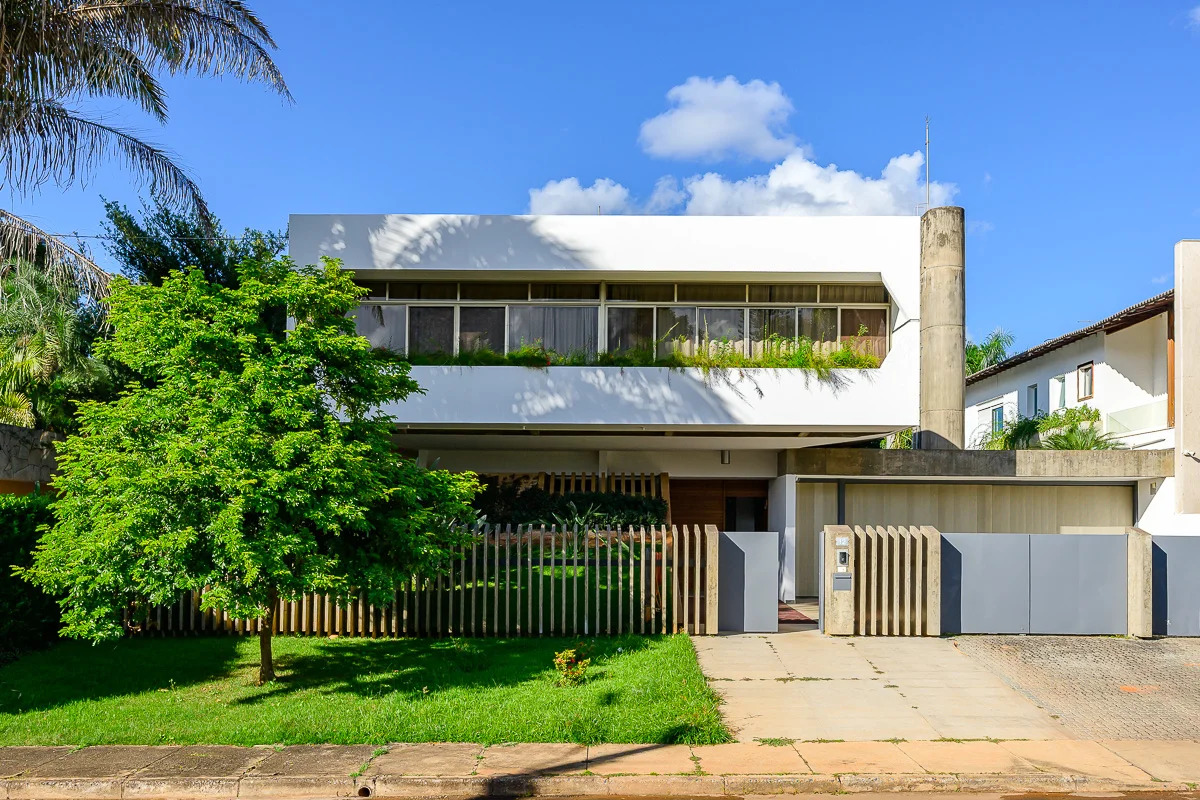 A residência, projetada pelo renomado arquiteto Milton Ramos, está situada na ex...