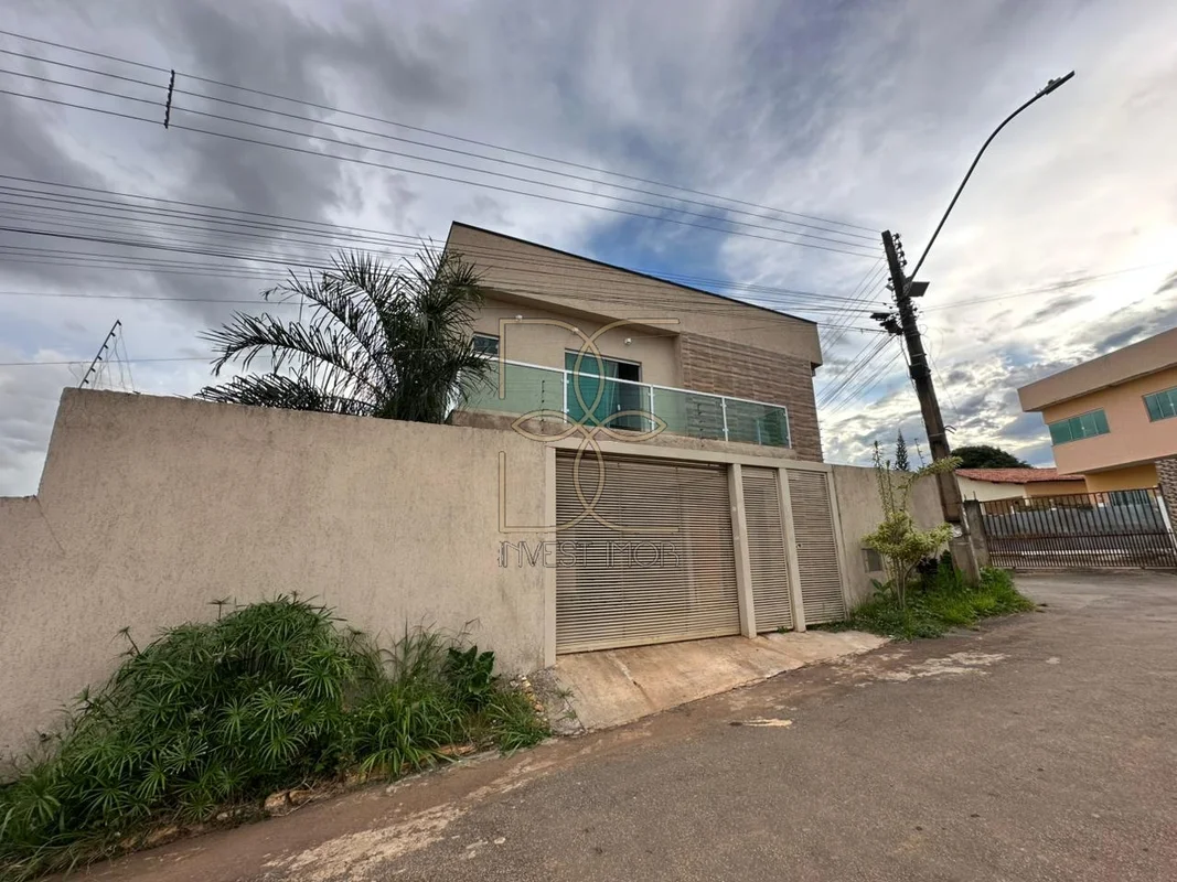 BE INVEST IMOB VENDE:SOBRADO MODERNO EM ARNIQUEIRASIMÓVEL• Lote de 400m²• Garage...
