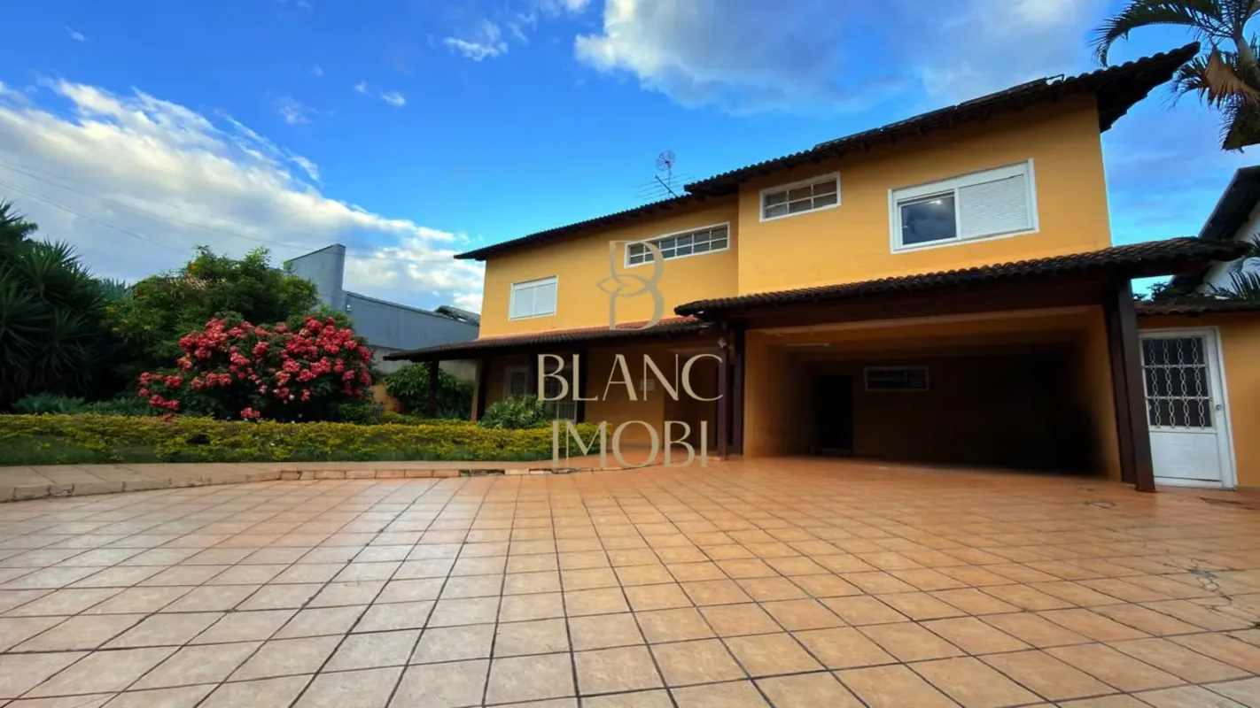 Em uma das localizações mais desejadas do Lago Norte, esta residência de 02 pavi...