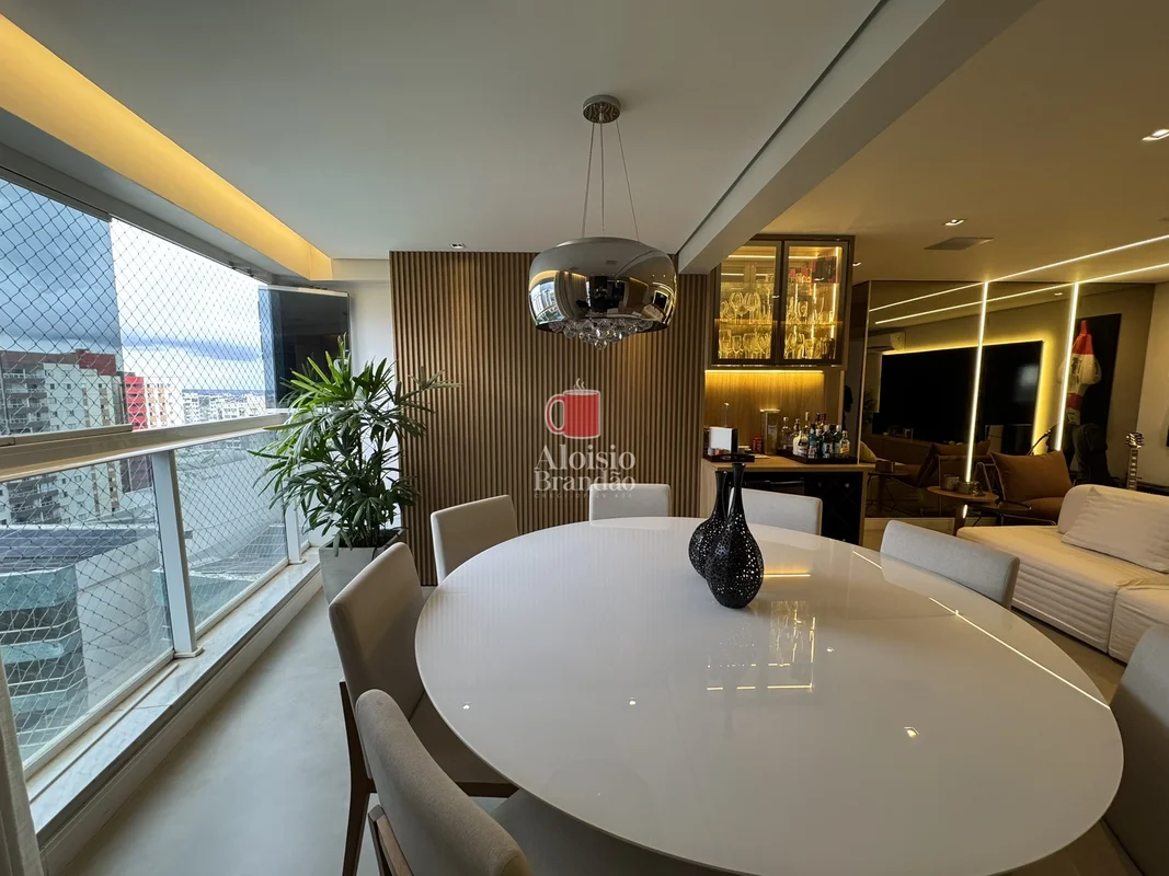 Isso aqui não é só um apartamento… é experiência.139m² totalmente reformados e a...