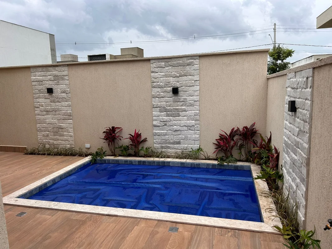 Casa térrea localizado no Residencial Parqville Jacarandá* Área construída com 1...