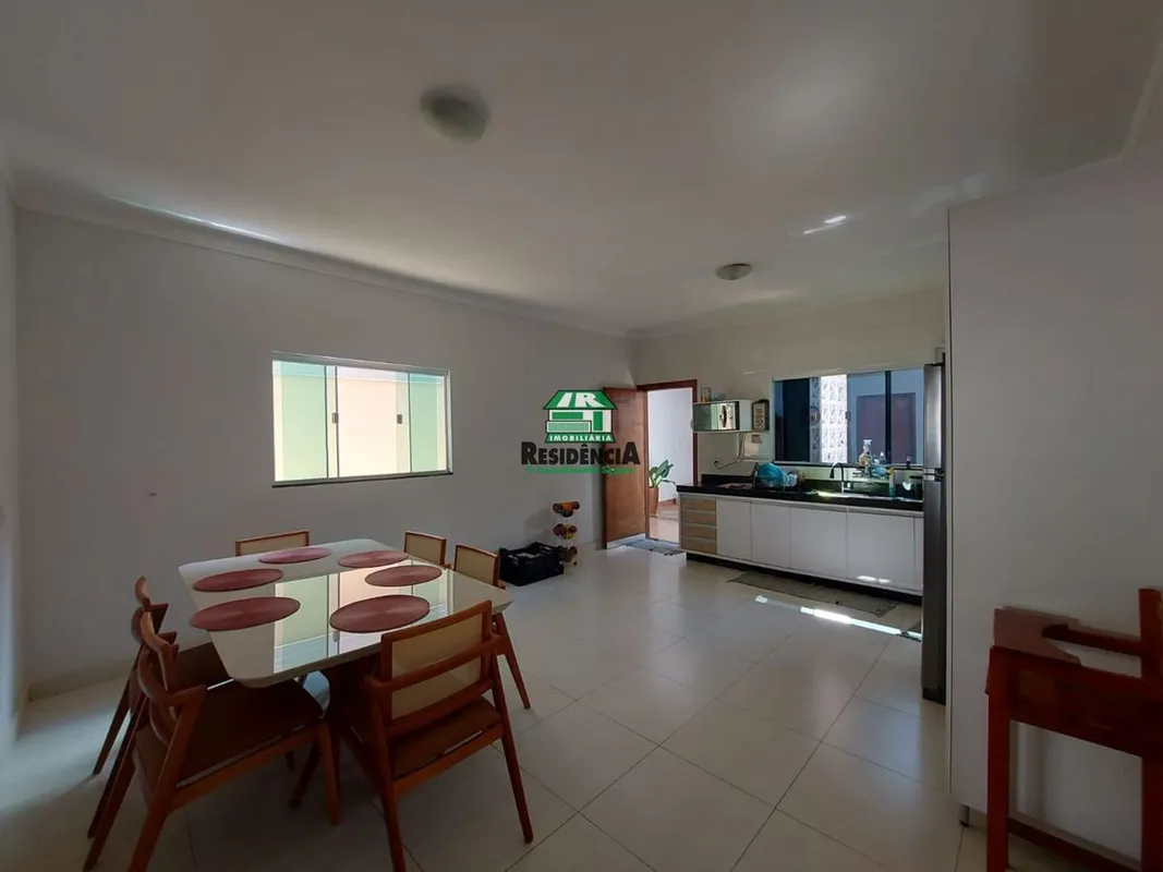 Casa com 300 m² de terreno e 270 m² de construção.O imóvel conta com 3 quartos, ...