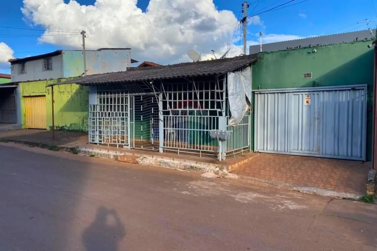 Casa em Lote de 150m² na QR 521 de Samambaia SulEsta residência na QR 521 de Sam...
