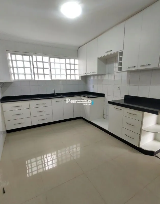 Linda Casa de 3 Quartos sendo uma Suíte com Closet e Varanda Localizada no Condo...