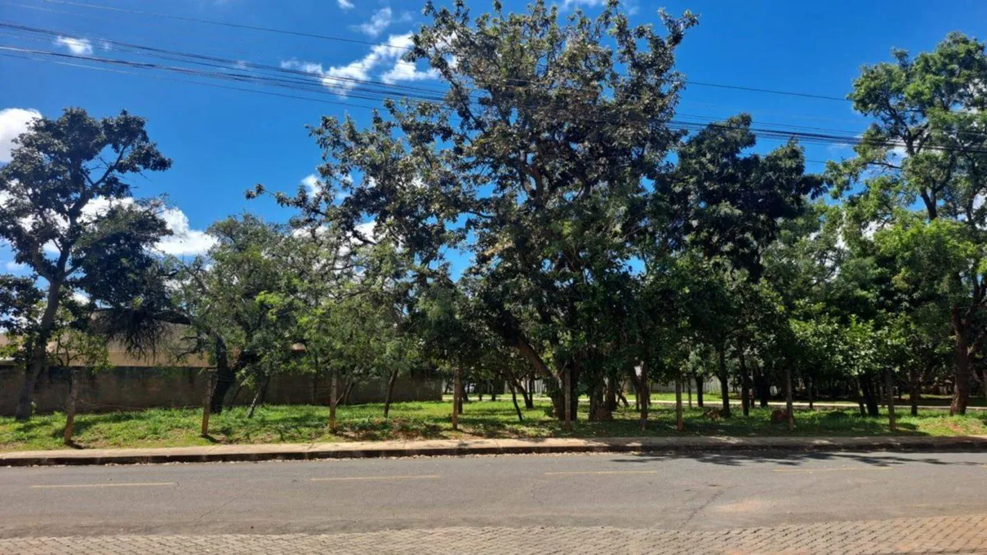 Imagine construir a casa dos seus sonhos em um lote de 855,92m², totalmente plan...