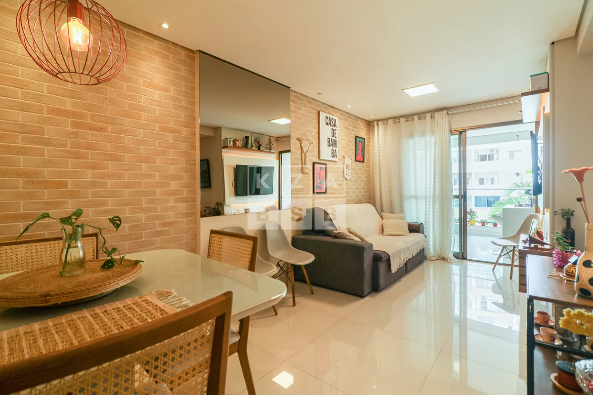 Há apartamentos que se destacam pela planta. Outros, pela localização. Este reún...